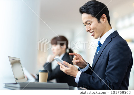 看智能手機的商人 101769563