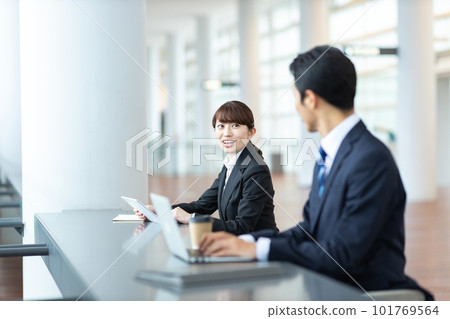 一個男人和一個女人開會 101769564