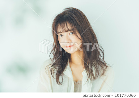 年輕女子髮型圖片 101770360