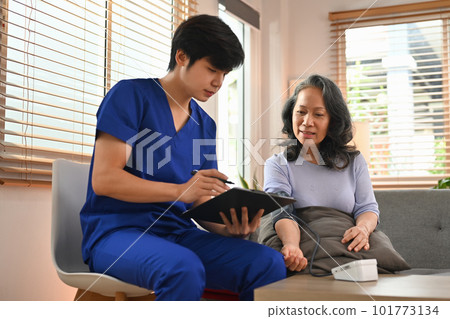 Young doctor showing positive test results to senior woman patient. Healthcare and assistance concept 101773134
