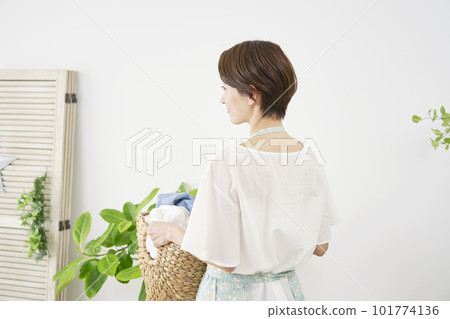 在家洗衣服的女人 在家洗衣服的女人 101774136