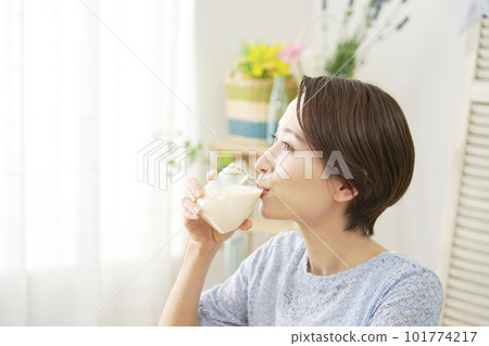 在家喝豆漿的婦女 101774217