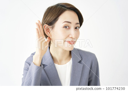 A business woman who poses to listen, white background 101774230