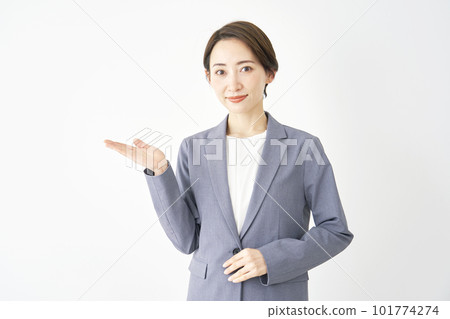 手掌白色背景指向左側的女商人 101774274