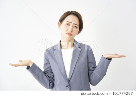 放棄白色背景的女商人 放棄白色背景的女商人 101774297