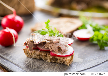 sandwich with baked meat, radish and herbs 101774624