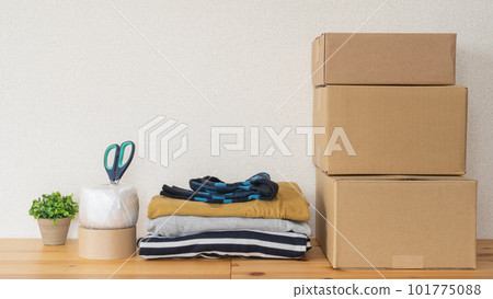 Cardboard boxes and clothes｜Moving, changing clothes, discarding, recycling image 101775088