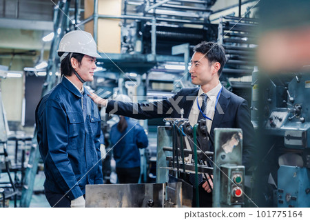 業主拍拍現場工作人員的肩膀 業主拍拍現場工作人員的肩膀 101775164