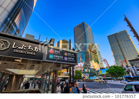 澀谷站澀谷十字路口前的東京街景 澀谷站澀谷十字路口前的東京街景 101776357