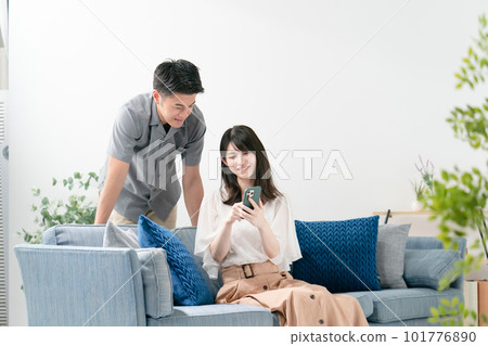 看智能手機的中間夫婦 101776890