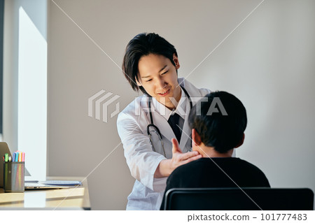 一位年輕的男醫生正在檢查一個小學生 一位年輕的男醫生正在檢查一個小學生 101777483