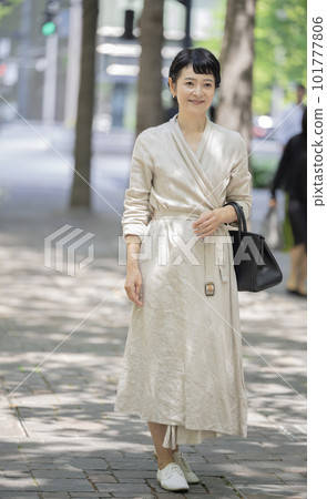 Arafif woman walking in the city　　 101777806