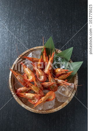 fresh shrimp on ice 101778025