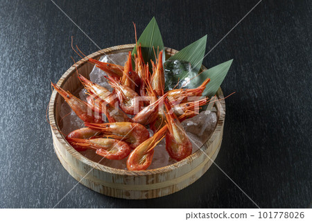 fresh shrimp on ice 101778026