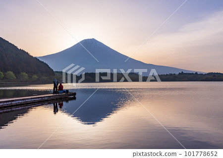 (Shizuoka Prefecture) Dawn of Lake Tanuki Angler (Shizuoka Prefecture) Dawn of Lake Tanuki Angler 101778652