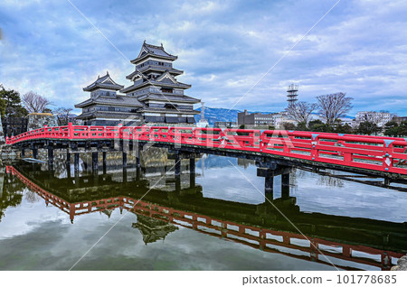【長野】國寶松本城,黑牆的城堡也很酷。 【長野】國寶松本城,黑牆的城堡也很酷。 101778685