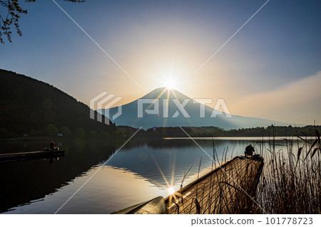 (靜岡縣)狸湖、垂釣者和鑽石富士 (靜岡縣)狸湖、垂釣者和鑽石富士 101778723