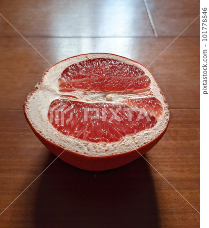 紅色葡萄柚,剖面,木頭地板 101778846