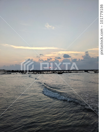 夕陽,海邊,海浪與天空 101779186