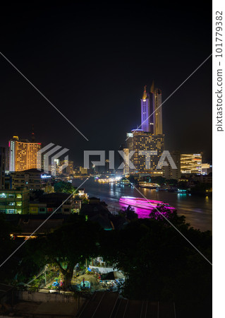 Night view of the Chao Phraya River (downtown and cruise ship) 101779382