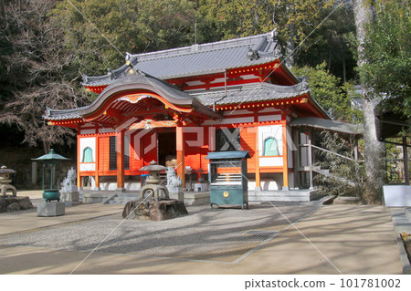 中山穿越中山寺的朱紅色奧之院 101781002