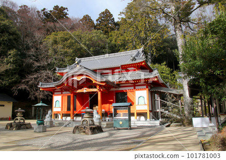 Nakayama Traversing Nakayama-dera Okunoin with its eye-catching bright vermilion 101781003