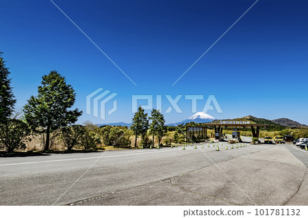 The Ashinoko Skyline Tollgate is a toll road that spans Kanagawa and Shizuoka prefectures. 101781132