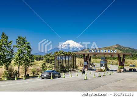 蘆之湖天際線收費站是橫跨神奈川縣和靜岡縣的收費公路。 蘆之湖天際線收費站是橫跨神奈川縣和靜岡縣的收費公路。 101781133