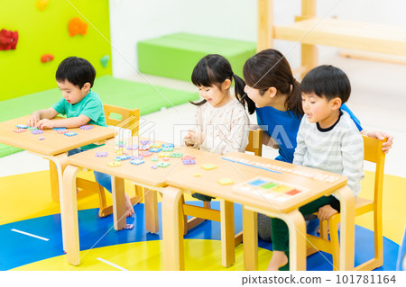 室內育兒形象 101781164