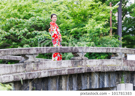 在京都觀光的和服的婦女 101781383