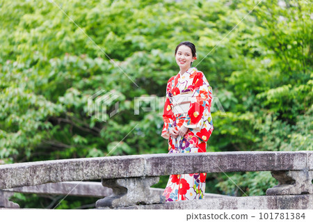 在京都觀光的和服的婦女 101781384