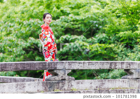 在京都觀光的和服的婦女 在京都觀光的和服的婦女 101781398