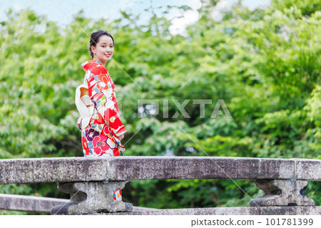 在京都觀光的和服的婦女 101781399
