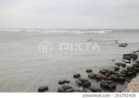 陰天海邊的堤防與消波塊 101781426