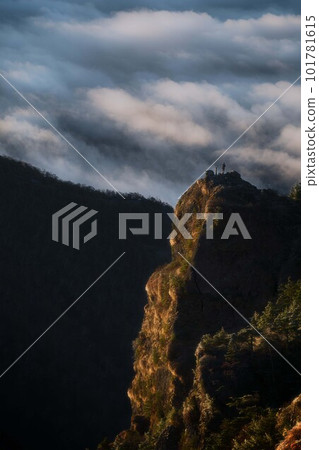 Tommy's head and the sea of clouds 101781615