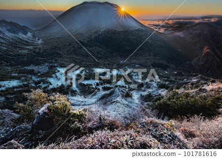 Add light to black-spotted gateau chocolate 101781616