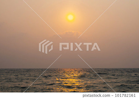 Sundown reflected on ocean surface. Inspiration summertime background. 101782161