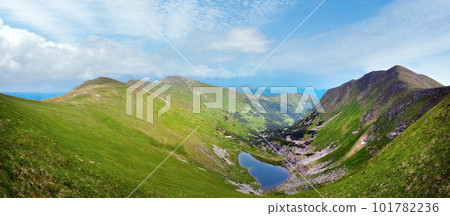Alpine lake Brebeneckul on summer mountain ravine (Ukraine, Chornogora Ridge, Carpathian Mountains). 101782236