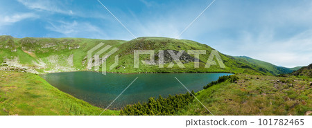 Alpine lake Brebeneckul on summer mountain ravine (Ukraine, Chornogora Ridge, Carpathian Mountains). 101782465