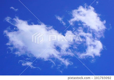 漂浮在藍天的一朵白色雲彩 漂浮在藍天的一朵白色雲彩 101783092