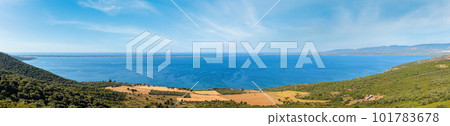 Summer panoramic view of Lago di Varano (Varano lake) on the Gargano peninsula in Puglia, Italy. 101783678