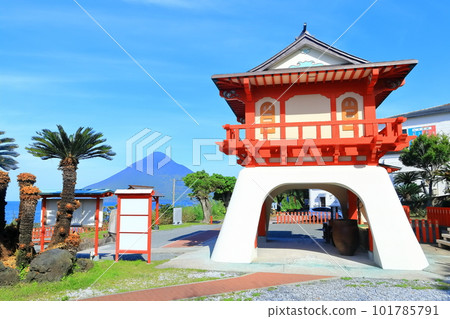 [Kagoshima Prefecture] Mt. Kaimondake and Ryugu Shrine in fine weather (Nagasakibana Lighthouse Park) 101785791