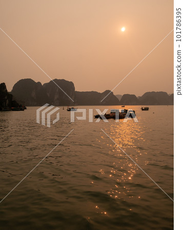 日落時漂浮在下龍灣的漁船 日落時漂浮在下龍灣的漁船 101786395