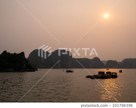 日落時漂浮在下龍灣的漁船 日落時漂浮在下龍灣的漁船 101786396