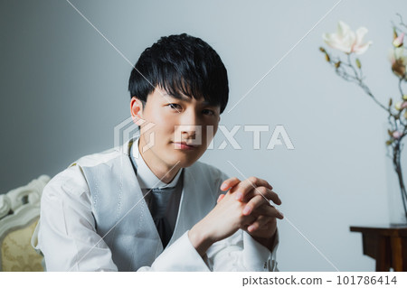 穿燕尾服的男新郎 101786414