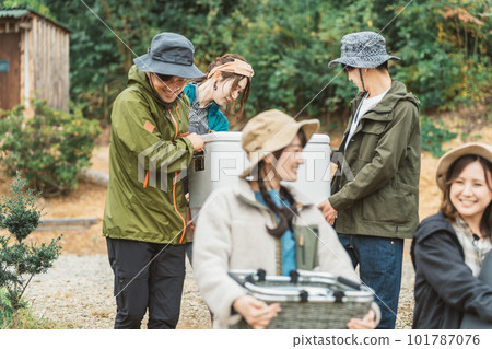Friends who come to the outdoor campsite in autumn and winter and carry their luggage (men, women, Asians) Friends who come to the outdoor campsite in autumn and winter and carry their luggage (men, women, Asians) 101787076