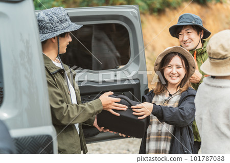 秋冬季節前來戶外露營，背著行李的朋友（男、女、亞洲人） 101787088