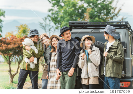 秋冬季節前來戶外露營地露營的朋友（男女，亞洲人） 101787099