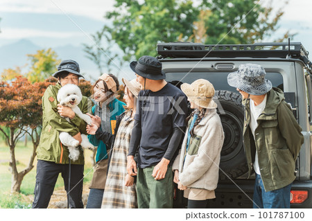 Friends who came to camp at the outdoor campsite in autumn and winter (men and women, Asians) Friends who came to camp at the outdoor campsite in autumn and winter (men and women, Asians) 101787100