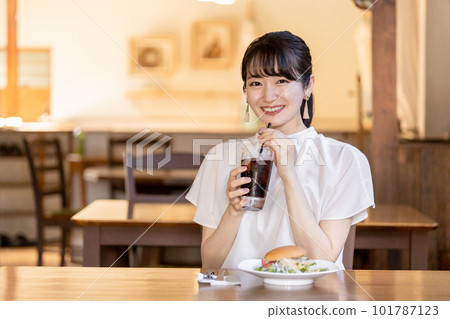 Asian business woman having lunch/dinner at restaurant/cafe during lunch break 101787123